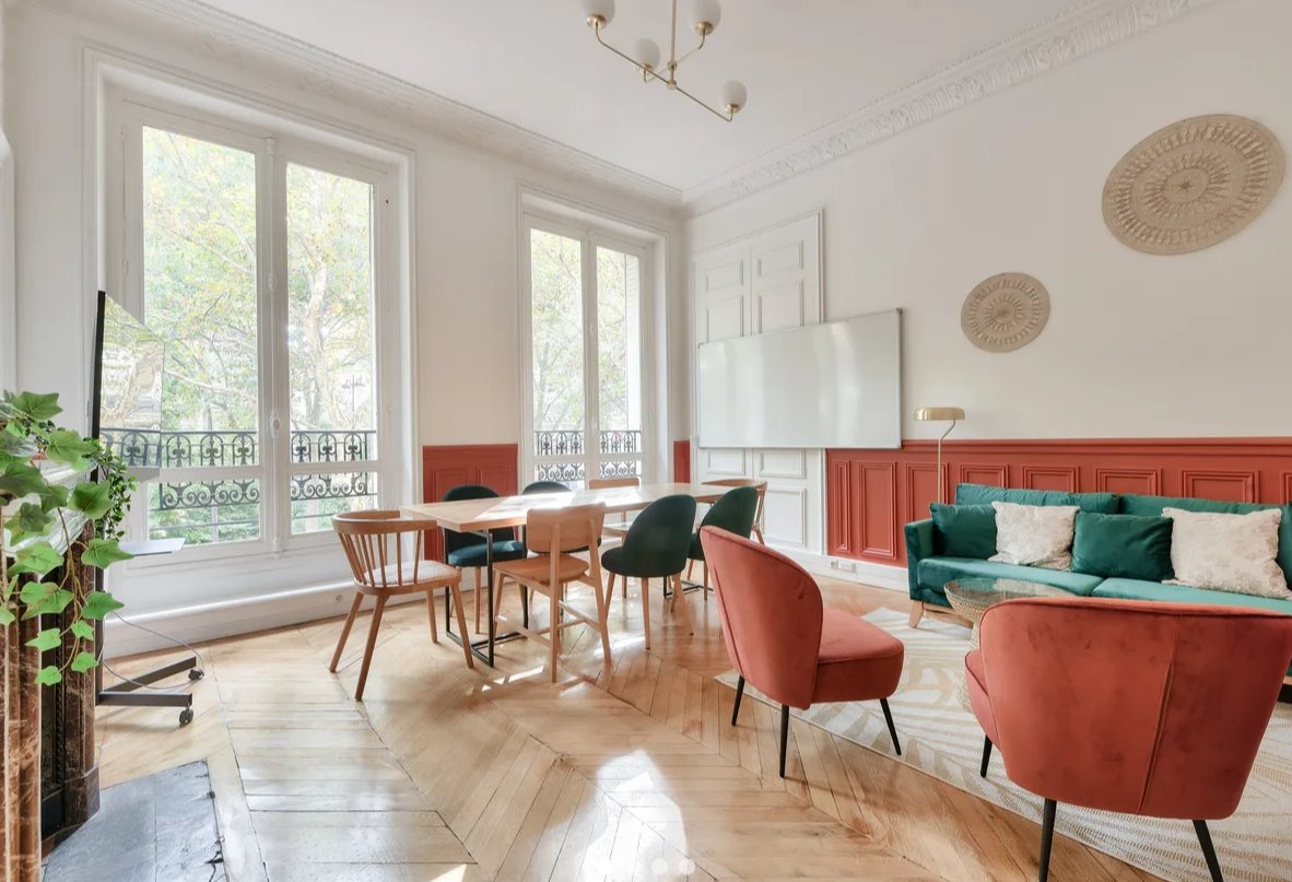 Salle de réunion parisienne prête pour un entretien découverte